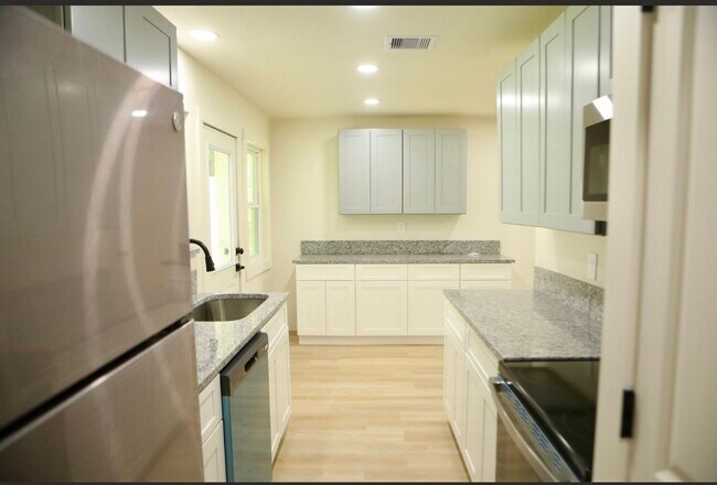 Building Photo - 5831 Chinaberry Dr