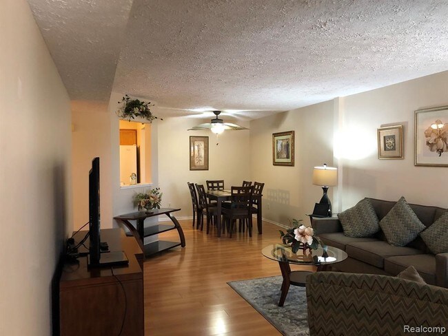 Foto del edificio - 19353 Surrey Ln
