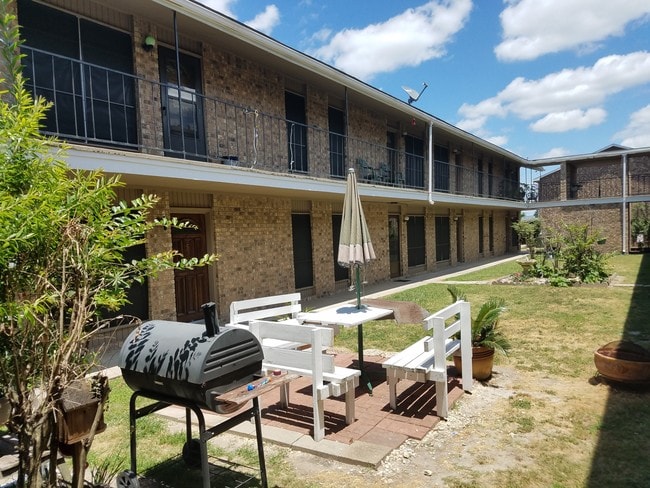 Building Photo - Greenbriar Apartments