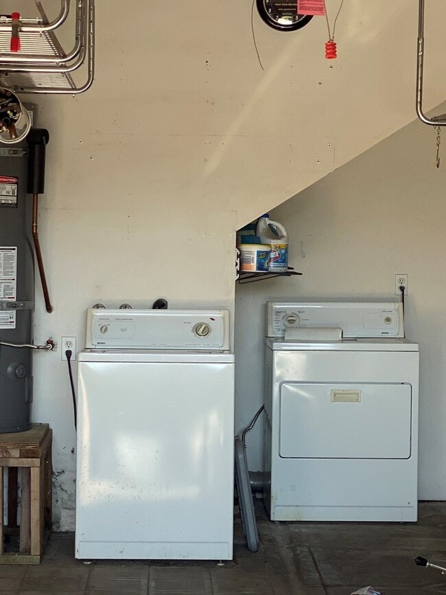 Building Photo - Santa Barbara - Cute two bedroom, one bath...