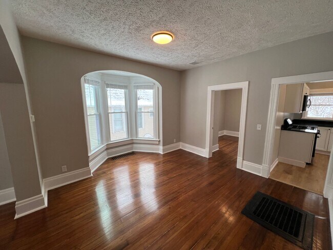 Building Photo - Updated 3BR+ in Midtown!