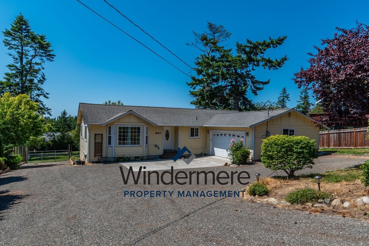Primary Photo - 3 Bed 2 Bath Pet Friendly Home