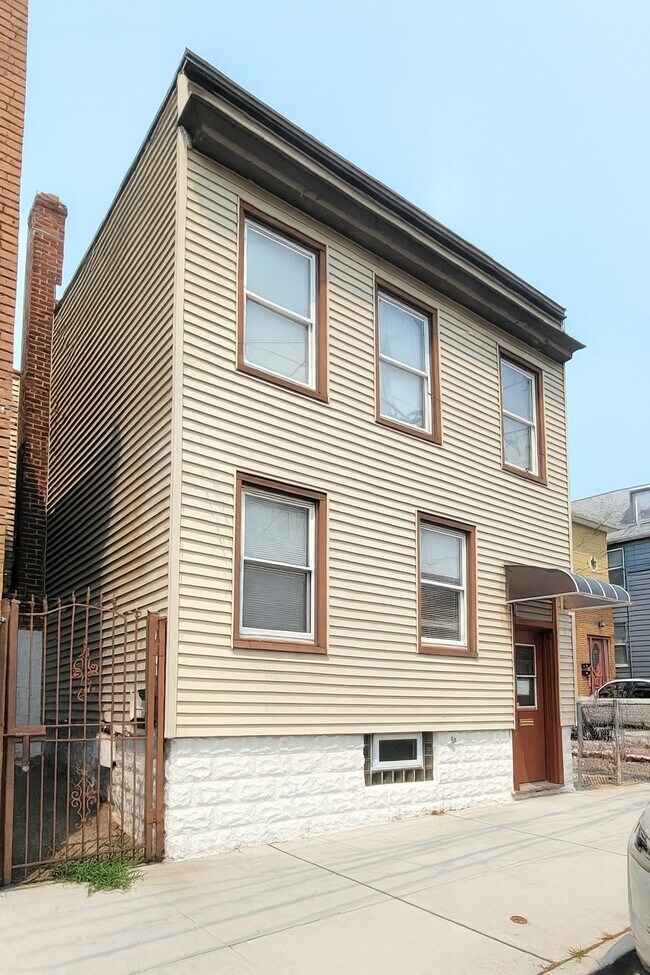 Building Photo - 122 Cross St