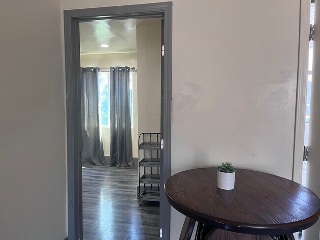 Foto del edificio - 1227 1/2 E 65th St