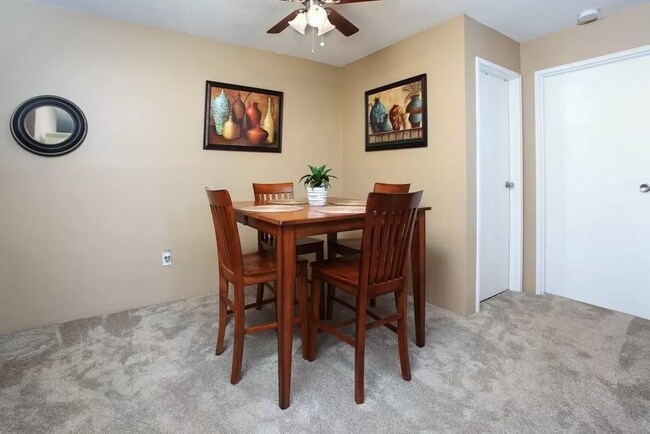 Foto del edificio - 56 Village Brook Ln