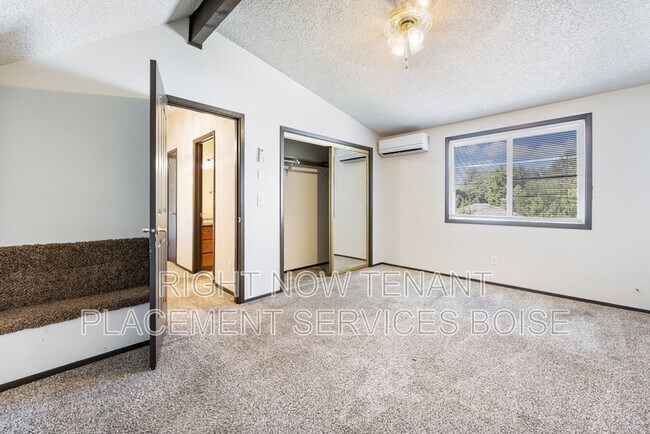 Building Photo - 335 S 11th E