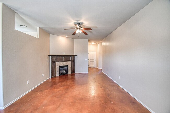 Foto del edificio - Three Bedroom Home with Storm Shelter in M...
