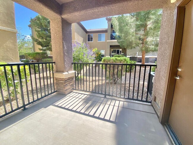Foto del edificio - STUNNING GATED CONDO UNIT 1ST FLOOR UNIT W...