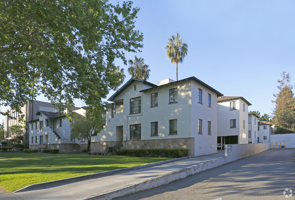 Primary Photo - Ellenberg Apartments
