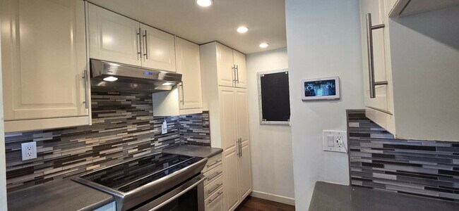 Building Photo - 6017 Via Breve