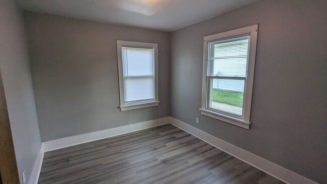 Building Photo - 306 Sullivan Ave