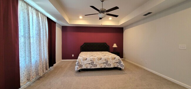 Building Photo - Spacious 3 bedroom in desirable neighborhood