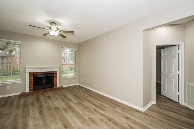 Building Photo - 2200 Park Hurst Dr