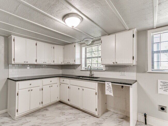 Foto del edificio - 9706 N Garnett Dr