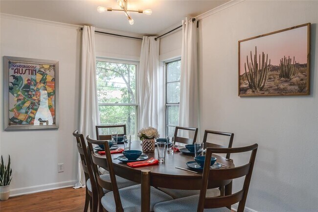 Foto del edificio - 6004 Woodview Ave
