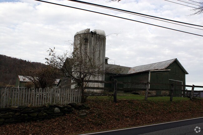 Foto del edificio - 327 S Amenia Rd