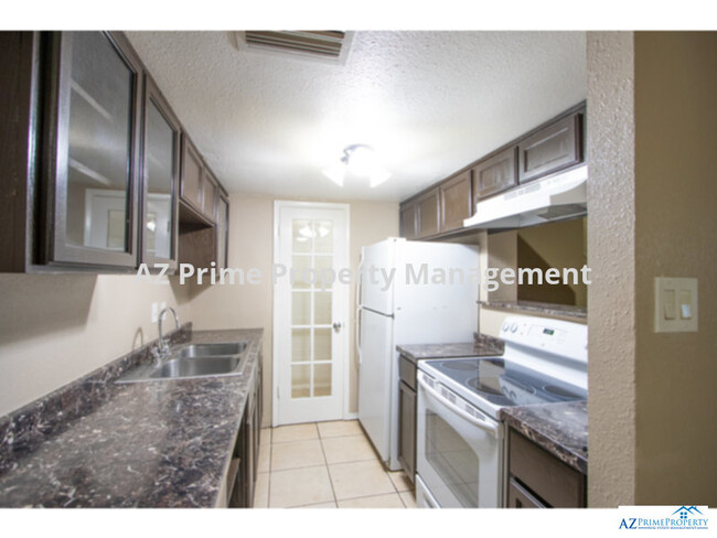 Building Photo - 5049 N 39th Ln