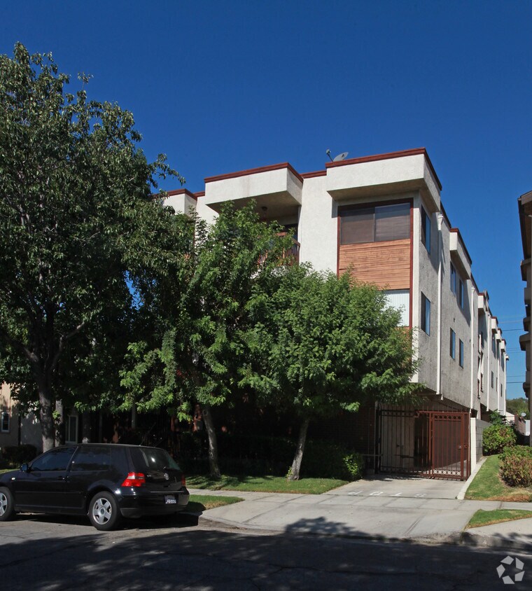 Foto principal - 623 E Cypress Ave