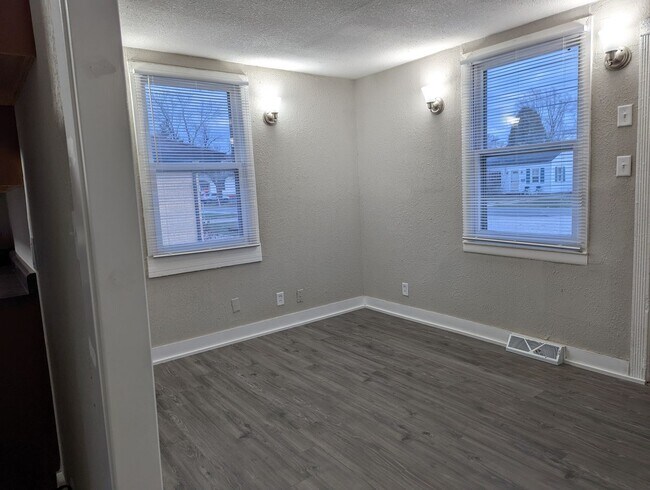 Building Photo - Small & Mighty: Rent this 'Grandview Gem' ...