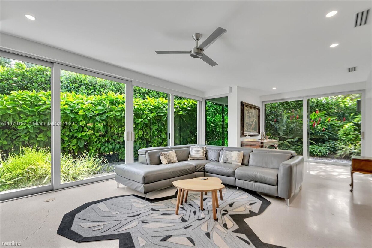 Foto principal - 3 br, 3 bath House - 8205 SW 63rd Pl