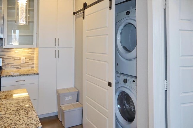 Building Photo - 810 S Rock St