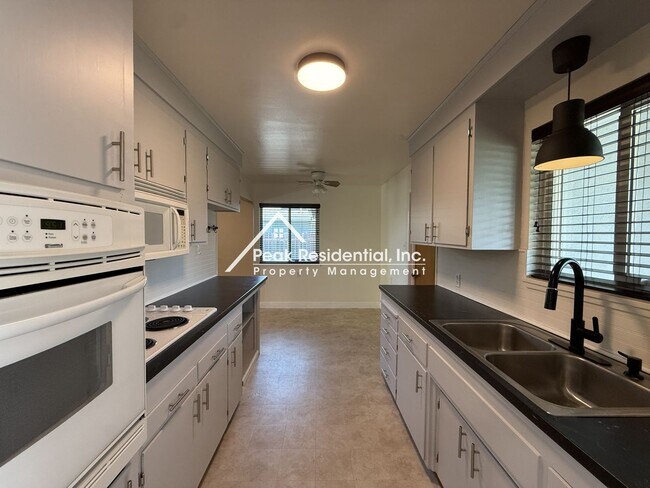 Foto del edificio - A Charming 3bd/2ba Sacramento House with Fenced Backyard