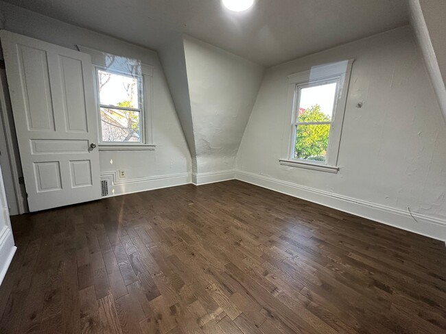 Building Photo - 1237 Maple Ave