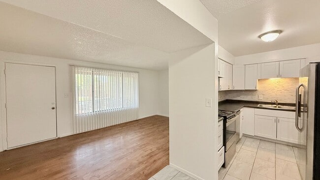Building Photo - Spacious 3 bed, 2 bath upstairs, condo in ...