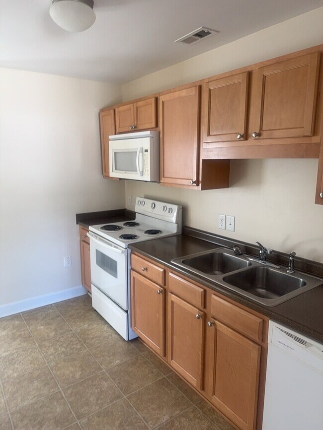 Building Photo - Adorable 2 Bedroom, 2 Bath Townhome-643 Fo...