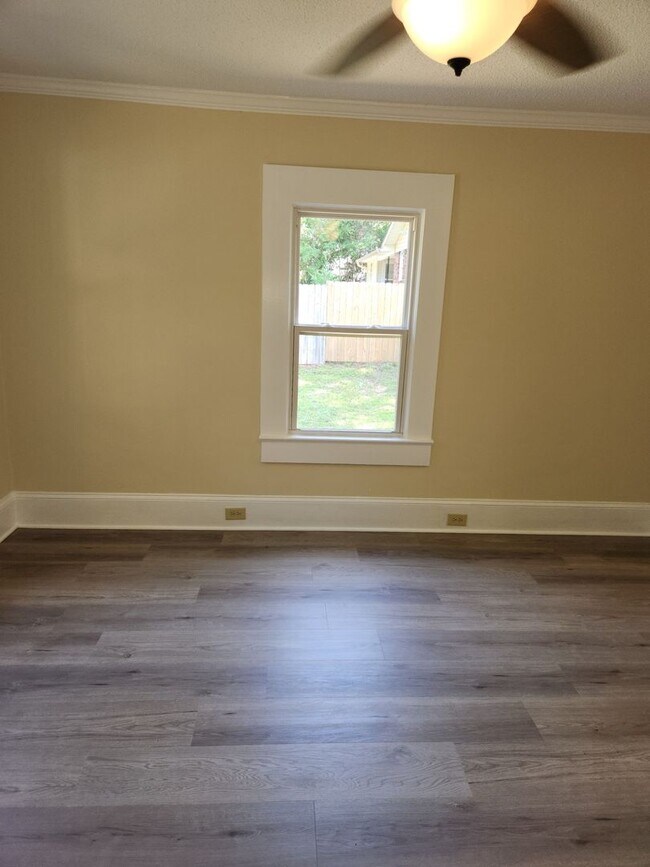 Building Photo - Lovley 3 Bedroom 2 Bath