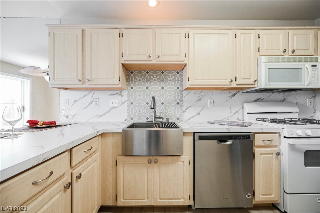 Building Photo - 10110 Quaint Tree St