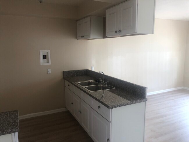 Foto del edificio - 16105 Eucalyptus Ave