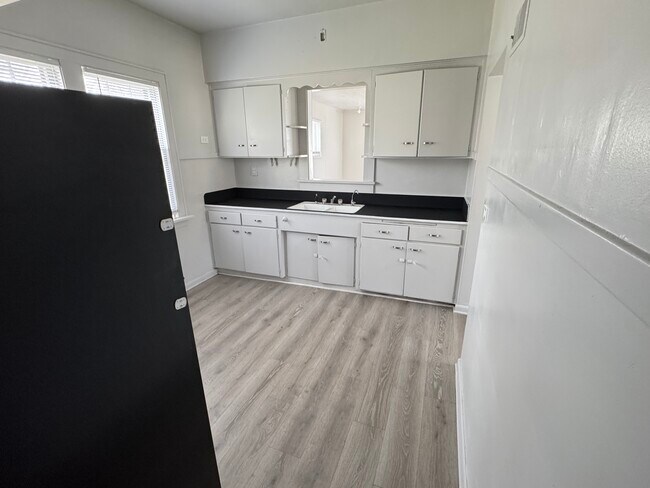 Building Photo - 3425 N California Ave