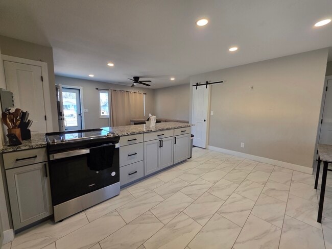 Foto del edificio - 2414 Carmel Dr