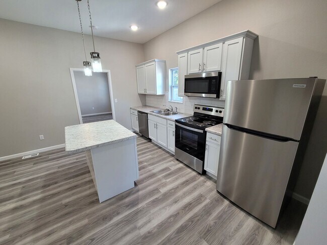 Building Photo - 424 E. 5th