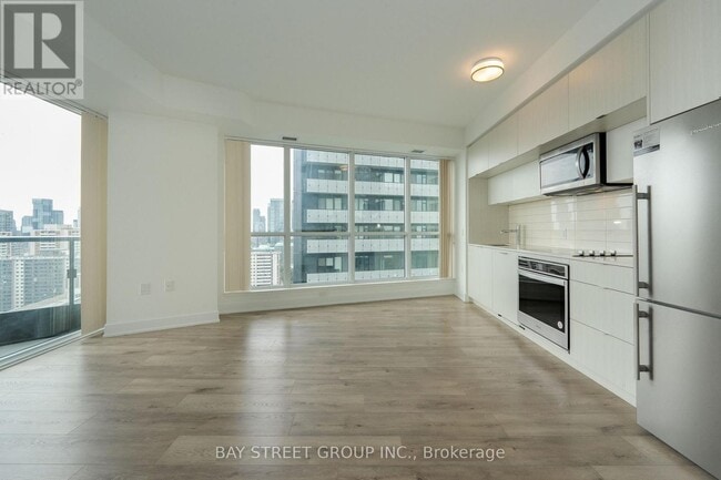 Building Photo - 585 Bloor St E