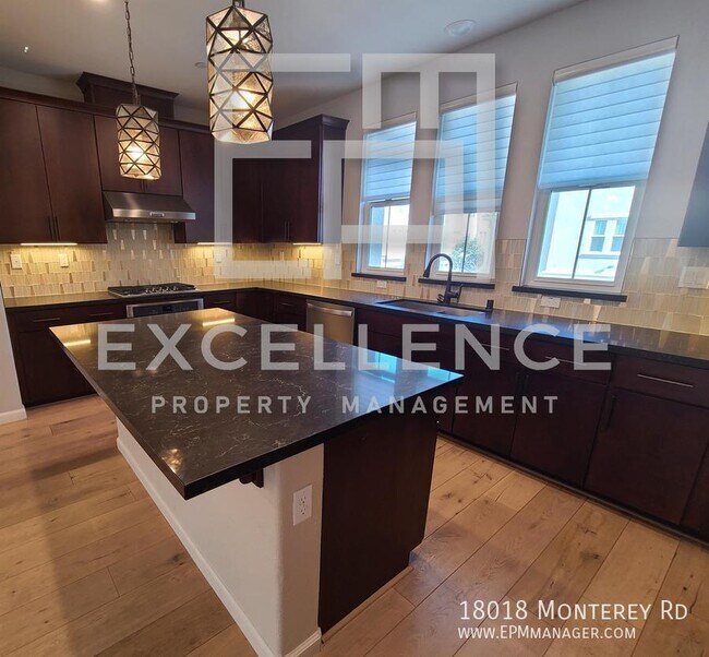 Foto del edificio - 18018 Monterey Rd