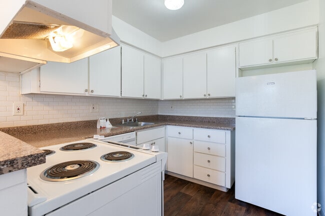 2BR, 1BA - 822SF SINGLE FLOOR - Fair Oaks Heights Apartments