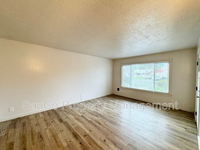 Building Photo - 2737 Maywood Dr