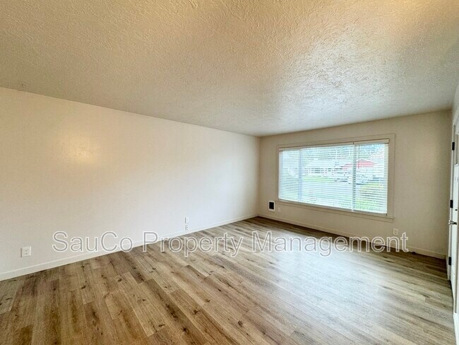 Foto del edificio - 2737 Maywood Dr