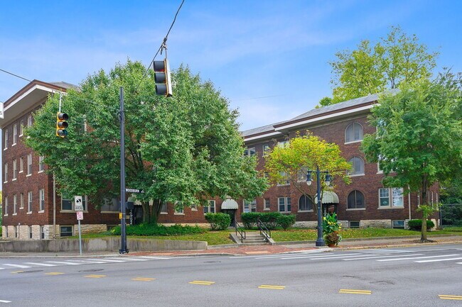 Foto del edificio - 2560 Woodburn Ave