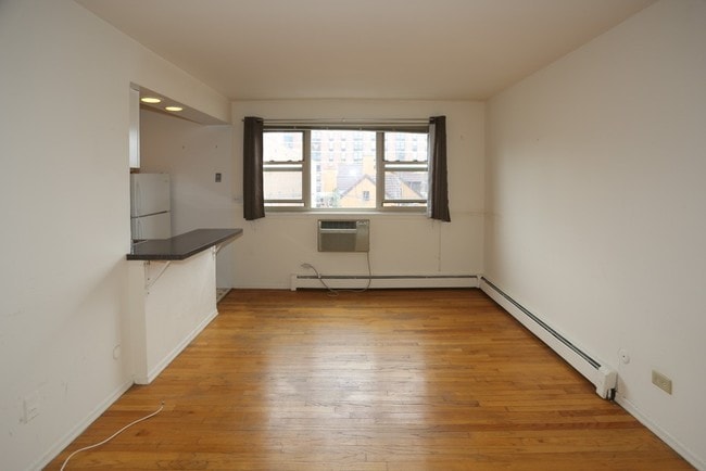 Building Photo - 535 W Briar Pl