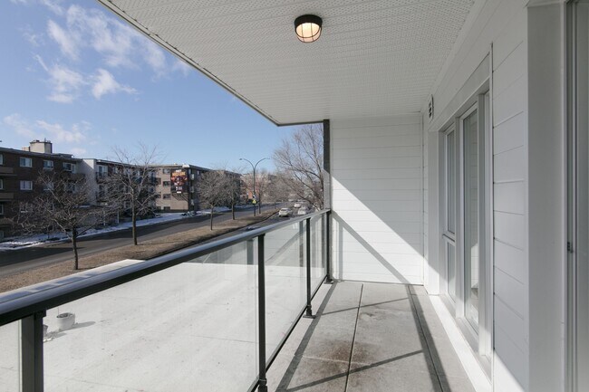 Building Photo - 9675 Av. Papineau
