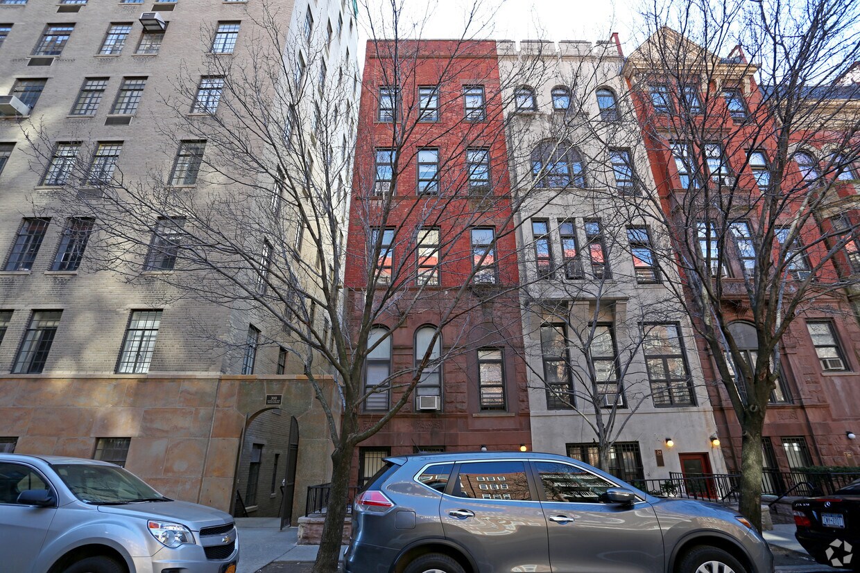 Building Photo - 22 W 91st St