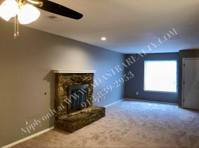 Foto del edificio - Beautiful 3 Bedroom Duplex in Olathe-Available NOW!!