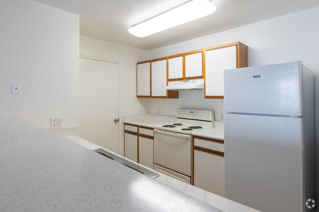 3BR, 2BA - 1,118SF - Kitchen - Sterling Park Apartments