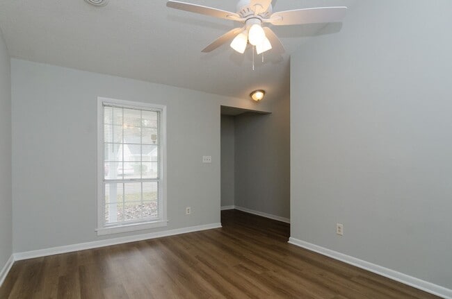 Building Photo - 819 Varsity Dr