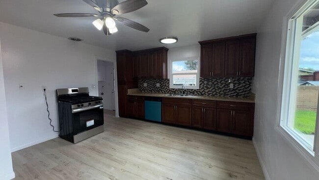 Foto del edificio - 10452 Ceres Ave