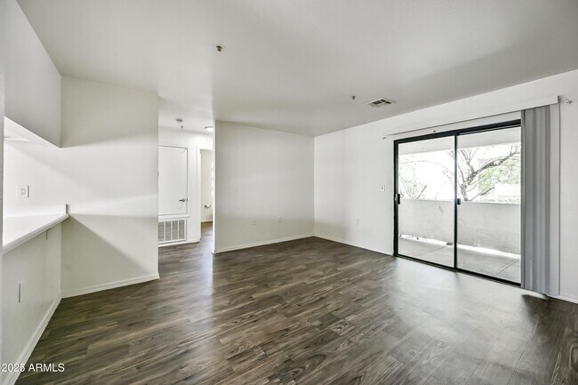 Foto del edificio - 3065 N 67th Ave