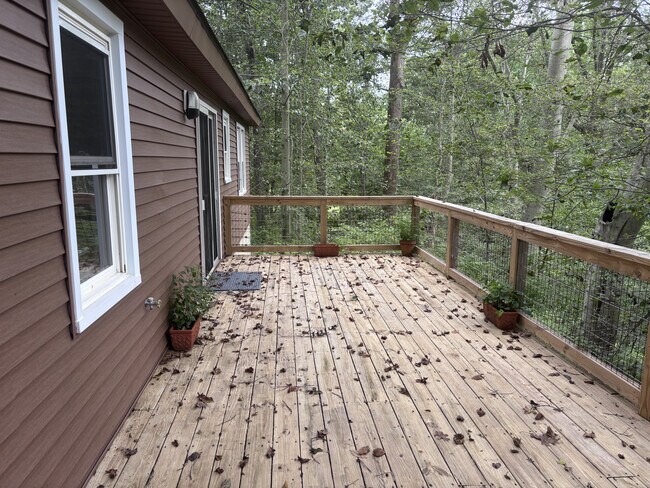 Amplia terraza con vistas al Parque Estatal Gunpowder. - 10936 Raphel Rd